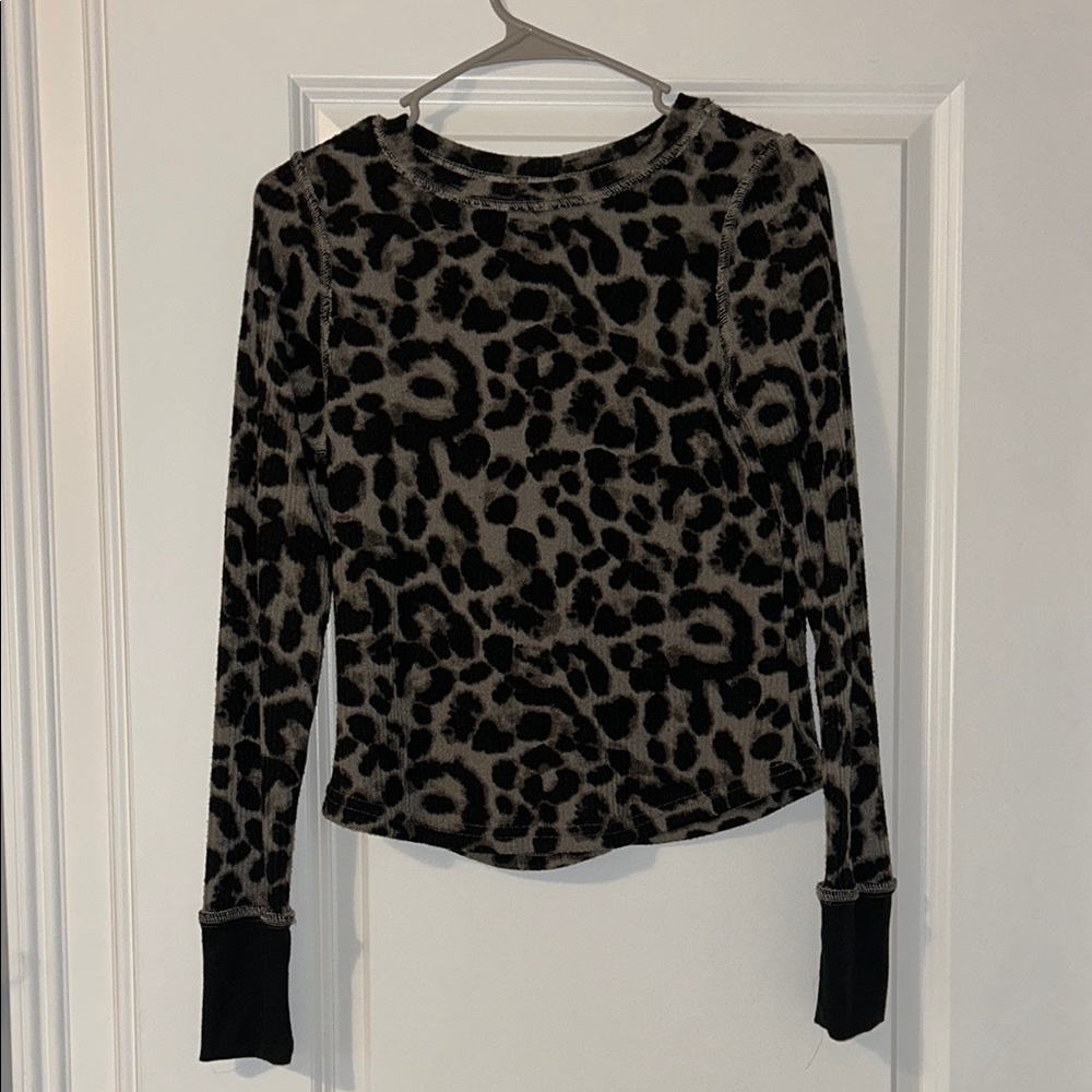 Fitted Black Sweatshirt with Cuffed Sleeves and Animal Print